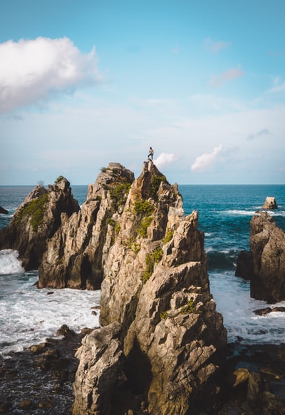 海岸灰色岩层